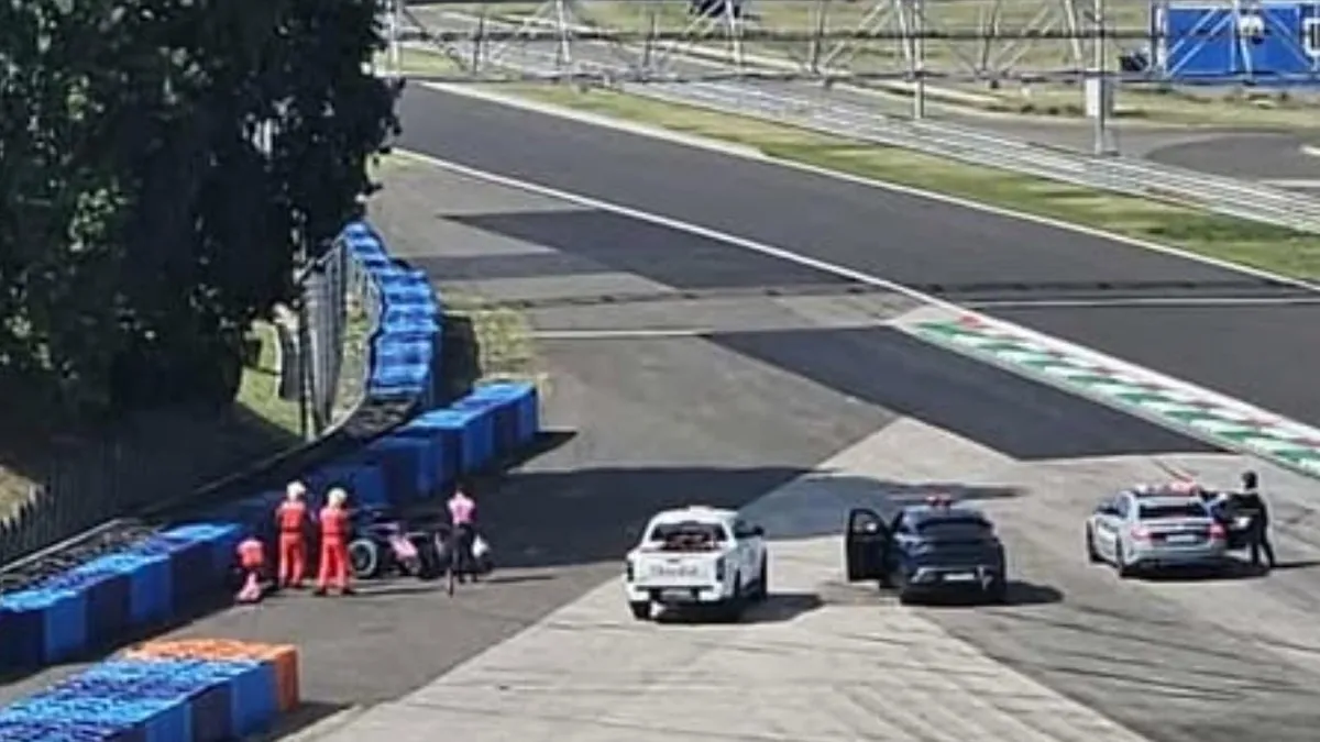 ARDUO TRABAJO. Rápidamente la grúa y los operarios lograron retirar el vehículo de la pista.