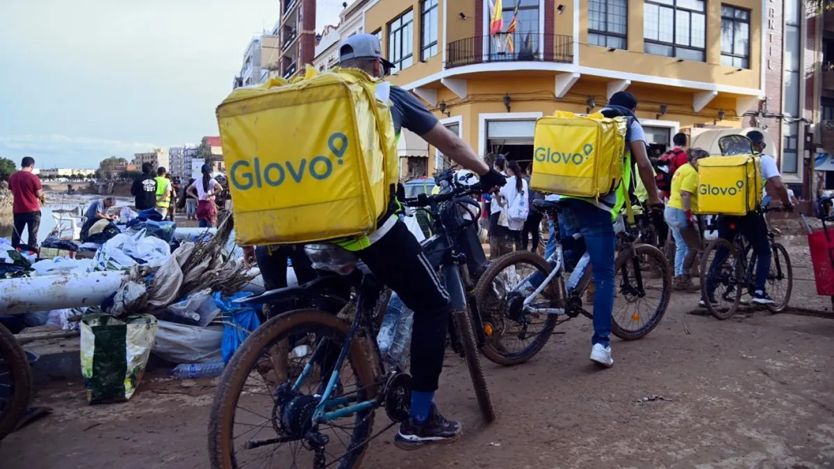 Multan a Glovo con 847.000 euros por contratar a repartidores extranjeros sin papeles en Sevilla
