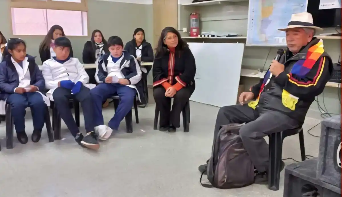 ENTREVISTAS. Los niños con uno de los sabios de la comunidad del pueblo diaguita.