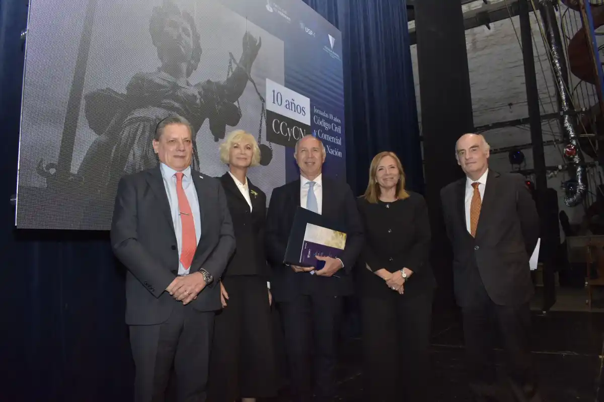 Ricardo Lorenzetti recibió el título de Doctor Honoris Causa de la Universidad de San Pablo-T