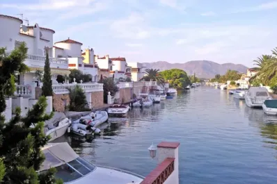 Cómo viajar a Venecia sin salir de España: canales navegables, playas salvajes y planes únicos