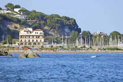 La playa con parking gratuito todo el verano a solo 40 minutos de Barcelona