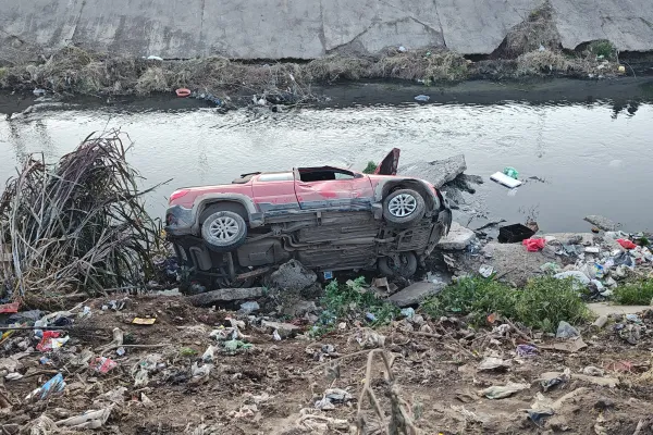 La salvó la basura: una mujer salió ilesa tras caer con su camioneta al Canal Sur