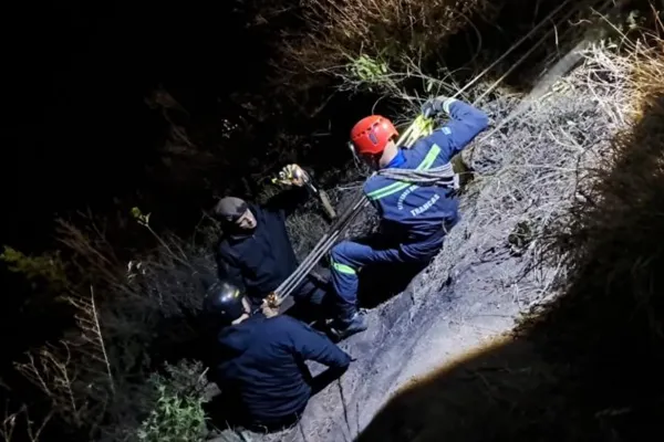 San Pedro de Colalao: rescataron a una persona que se había caído en un barranco de 100 metros