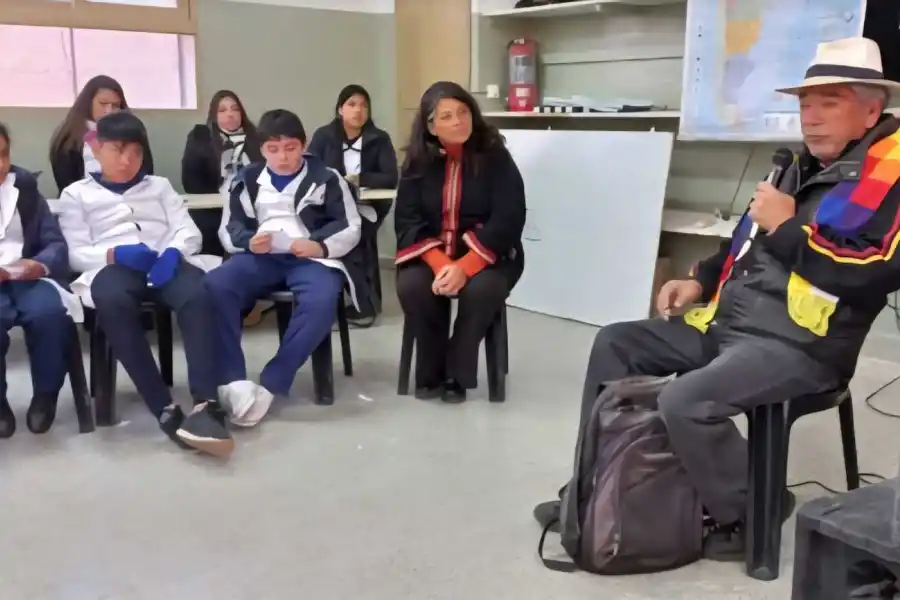 ENTREVISTAS. Los niños con uno de los sabios de la comunidad del pueblo diaguita.