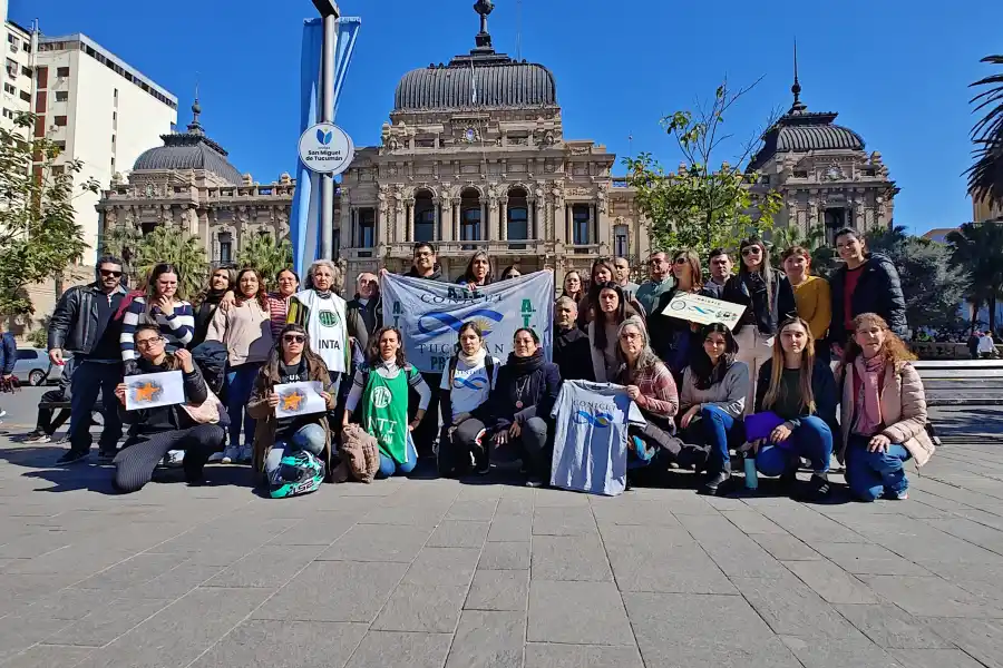 Fotos de la protesta de trabajadores del CONICET en plaza Independencia
