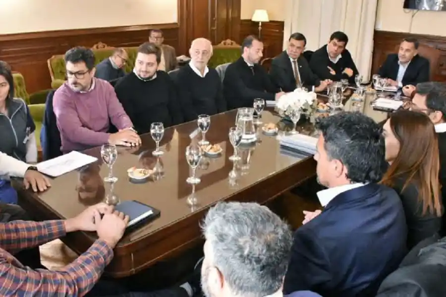 MESA LLENA. Todas las partes involucradas en intentar buscar una solución a uno de los grandes problemas de la provincia. Foto gentileza de la Secretaría de Comunicación de Tucumán.