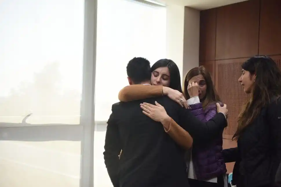 CIERRE. Los hijos del juez Aráoz celebraron la nueva pena de Pérez.