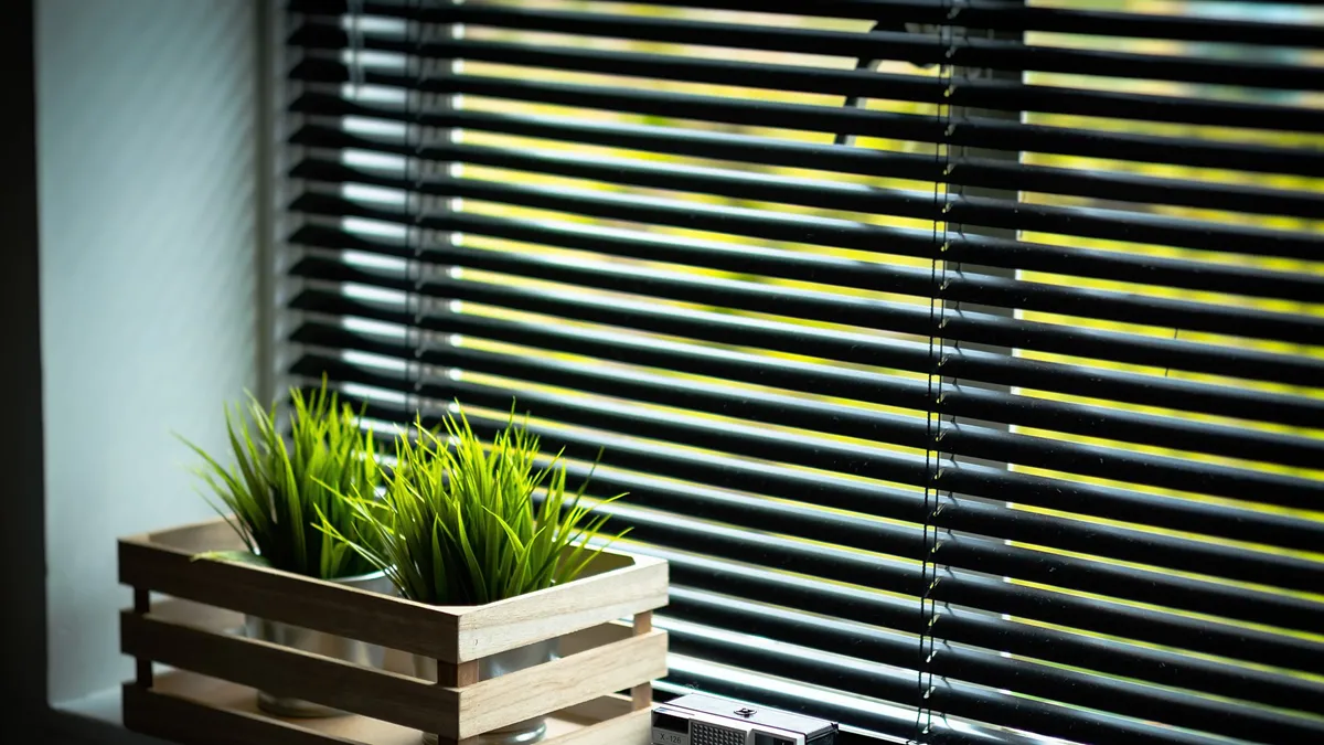 Ola de calor en España: instan a cerrar persianas y cortinas en casa a estas horas del día