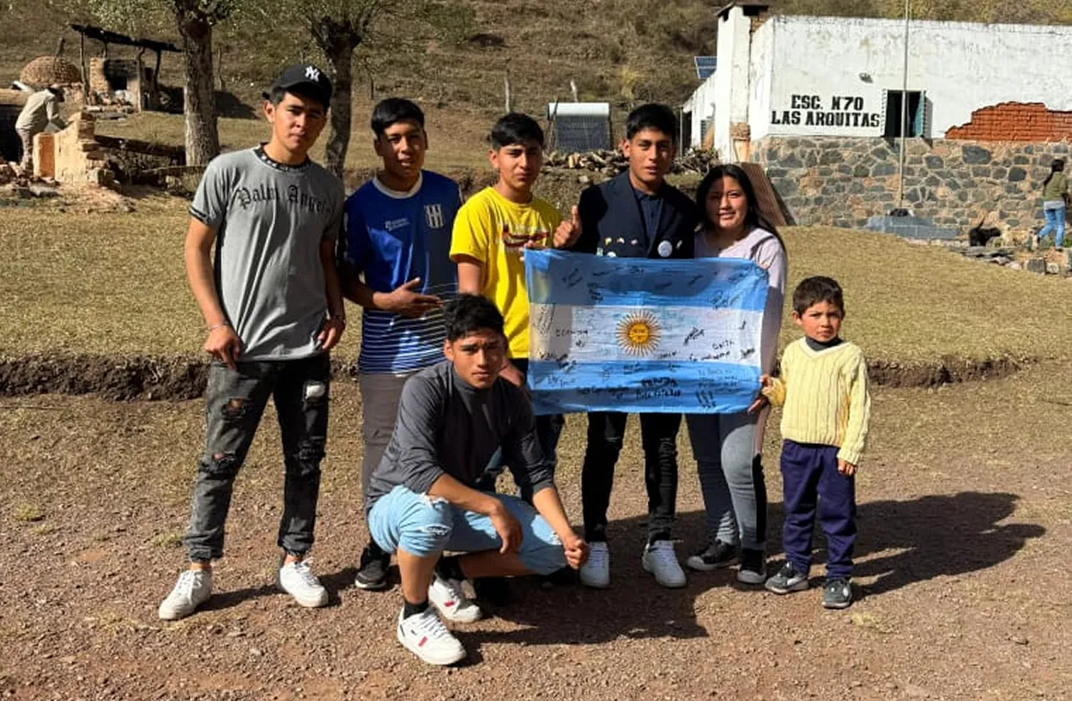 CON SUS COMPAÑEROS. Francisco sueña con ser peluquero o barbero, una pasión que nació en la escuela, cortándoles el pelo a sus compañeros. / CORTESÍA ROTARY CLUB DE TUCUMAN