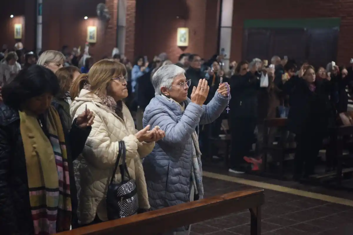 SIGNOS. Con estampitas, rosarios y medallas los fieles demostraron su fe. LA GACETA/ FOTO DE ANALÍA JARAMILLO