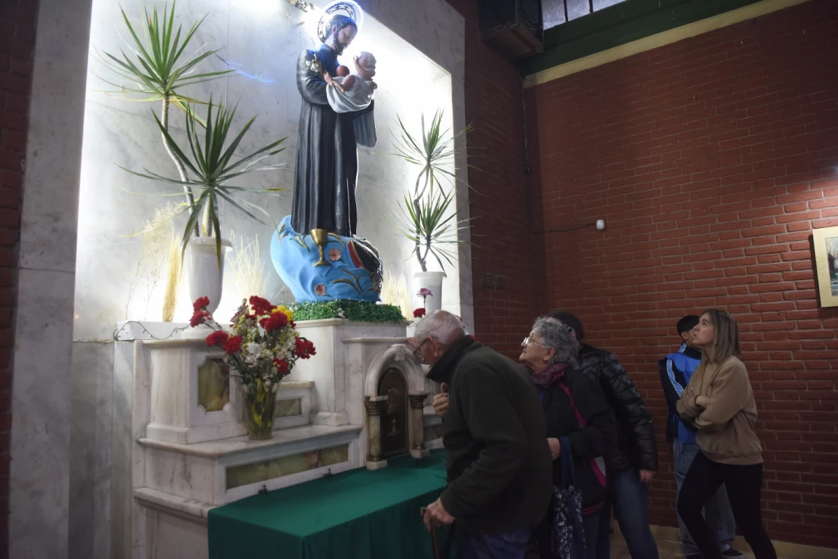BENDICIÓN. Los creyentes hicieron fila para pedir y agradecer al santo del pan y el trabajo. LA GACETA/ FOTO DE ANALÍA JARAMILLO