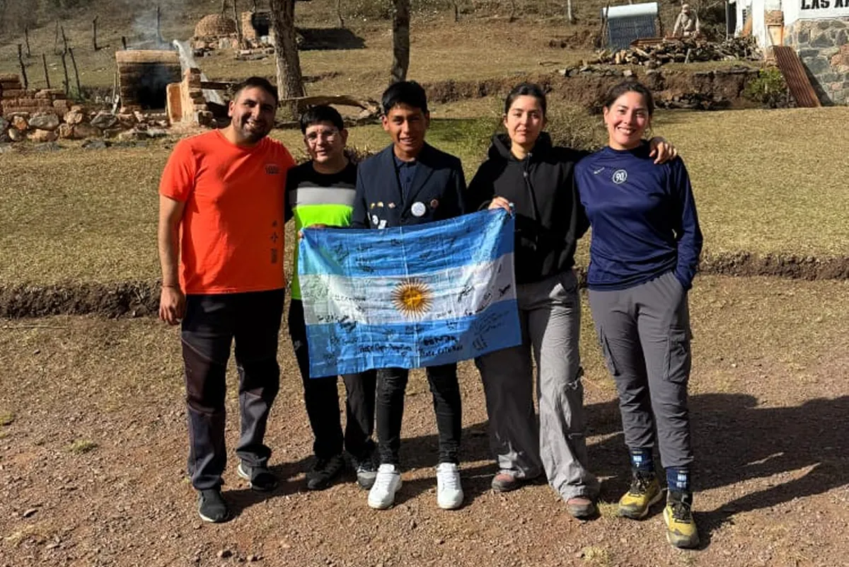 CON SUS DOCENTES. Francisco no estaría a punto de viajar sin el trabajo incansable de quienes lo acompañaron en el trayecto. / CORTESÍA ROTARY CLUB DE TUCUMAN