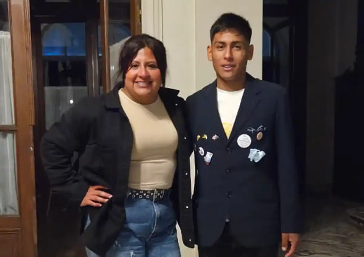 JUNTO A SU DOCENTE. Francisco y Nicolina buscan lo mejor para su comunidad. / CORTESÍA ROTARY CLUB DE TUCUMAN