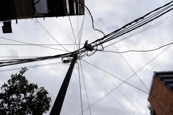 Los robots caminan por las calles tucumanas, pero los cables siguen enredados