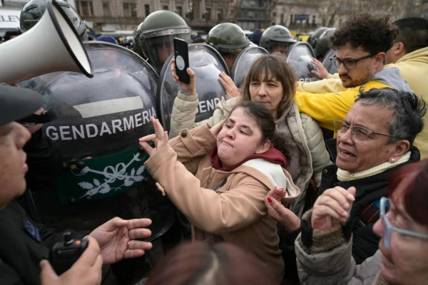 Tensa sesión en Diputados: reclamos y represión afuera del Congreso