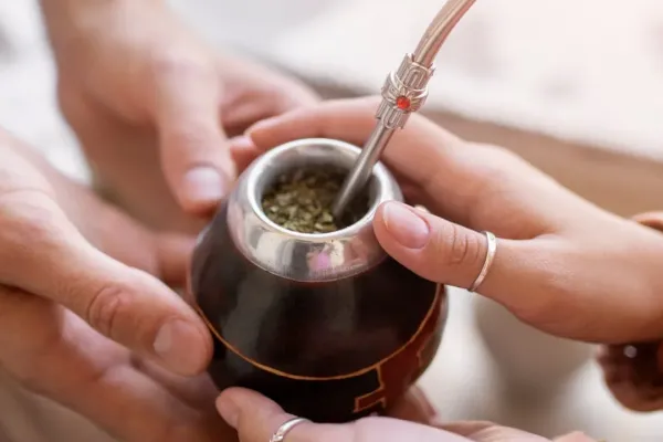 La peligrosa consecuencia de dejar la yerba en el mate todo el día y cómo evitar riesgos para la salud