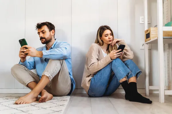 Qué es el cloaking y por qué preocupa más que el fantasmeo en las relaciones amorosas