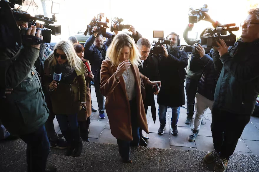 HACIA LA AUDIENCIA. Julieta Prandi en el tribunal de Zárate-Campana.