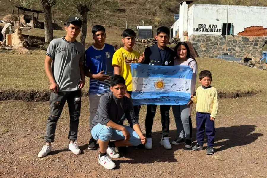 CON SUS COMPAÑEROS. Francisco sueña con ser peluquero o barbero, una pasión que nació en la escuela, cortándoles el pelo a sus compañeros. / CORTESÍA ROTARY CLUB DE TUCUMAN