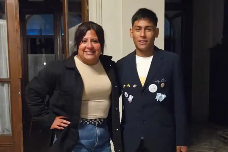 JUNTO A SU DOCENTE. Francisco y Nicolina buscan lo mejor para su comunidad. / CORTESÍA ROTARY CLUB DE TUCUMAN