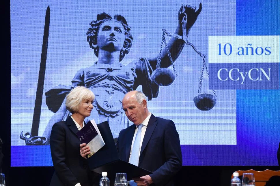 DISTINCION. Ricardo Lorenzetti recibe el galardón de Catalina Lonac. 