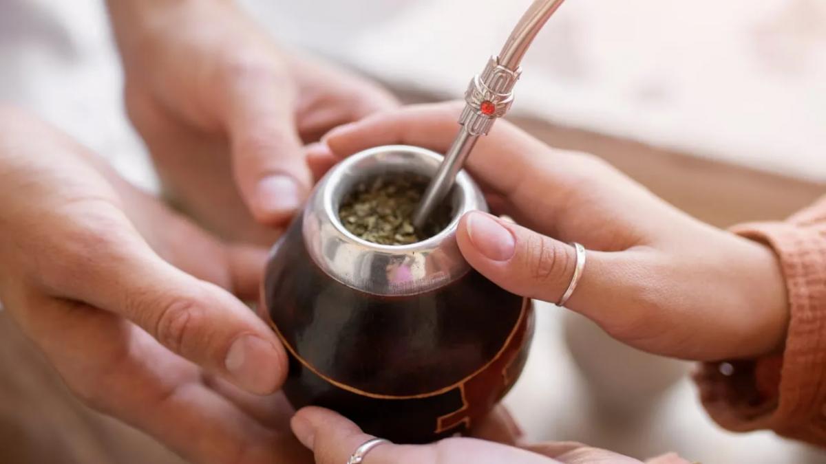 La peligrosa consecuencia de dejar la yerba en el mate todo el día y cómo evitar riesgos para la salud
