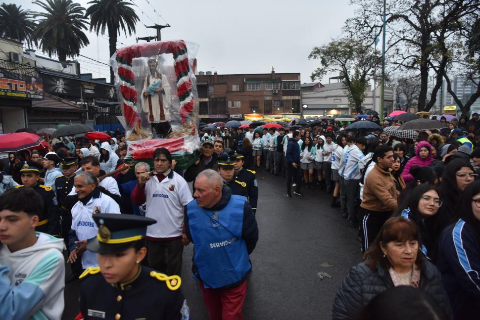 DEVOCIÓN POPULAR. Cuatro cuadras de fieles acompañaron la procesión que partió bajo la llovizna desde la parroquia en avenida Brígido Terán.