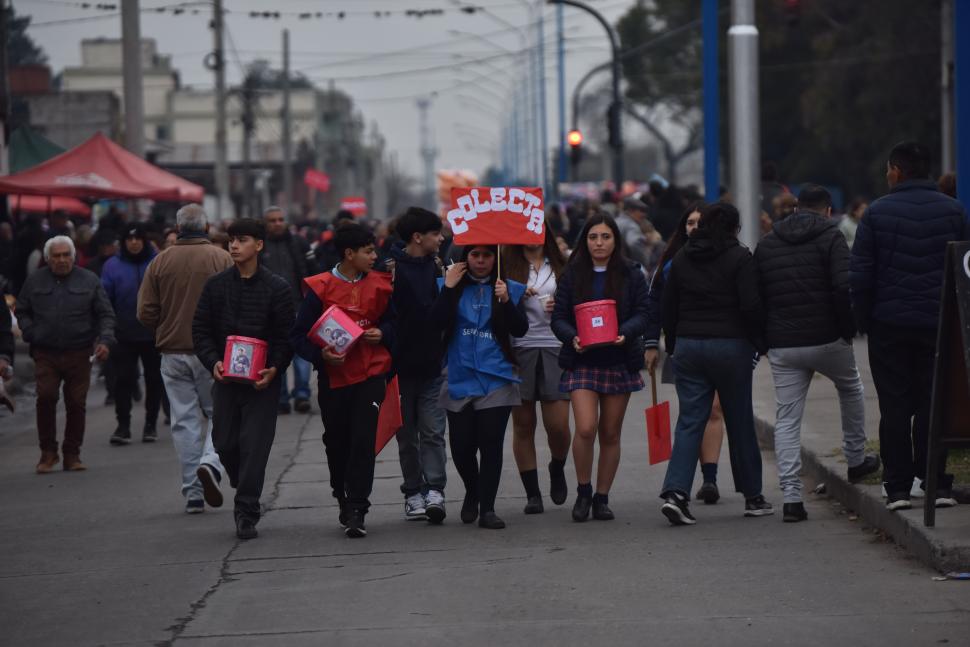 COLECTA. Los jóvenes devotos juntaron donaciones de dinero para los más necesitados.