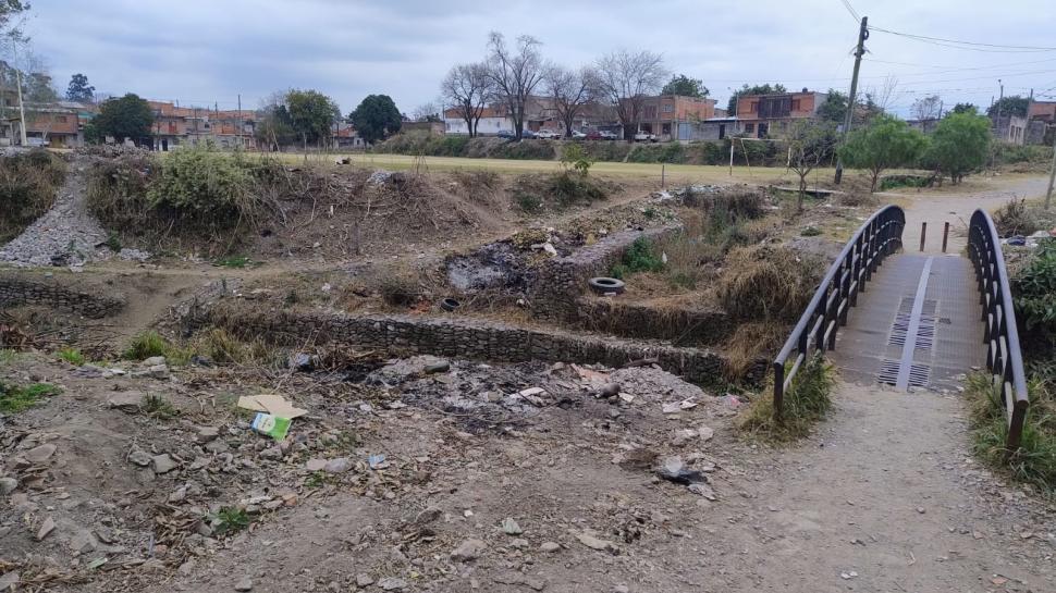 ESPARCIDOS. Jurado habría arrojado bolsas con restos en un puente del barrio