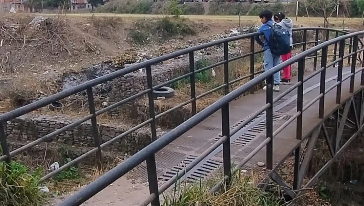 ¿BASURA? Desde este puente aseguran que vieron al presunto asesino serial lanzando bolsas al vacío.