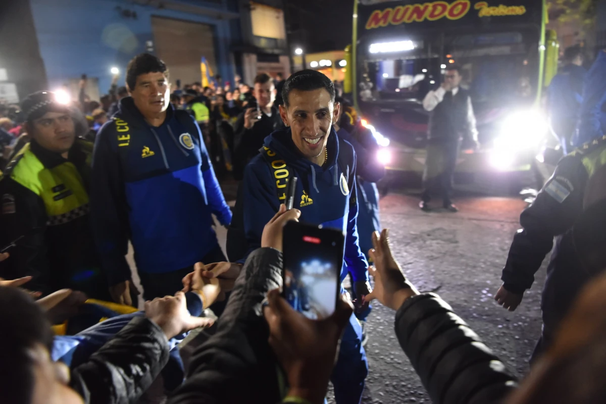 Ángel Di María llegó a Tucumán y fue recibido por cientos de fanáticos