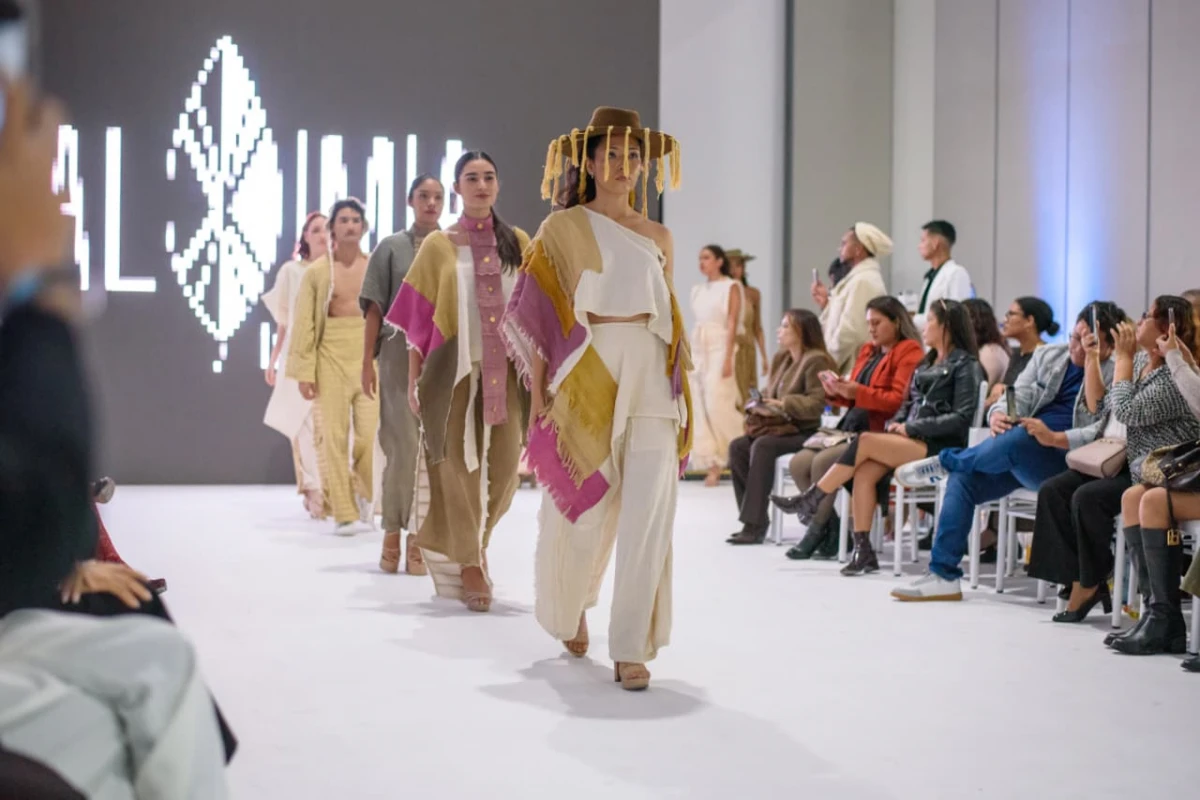 PASARELA INTERNACIONAL. La diseñadora jujeña presentó en Lima 12 conjuntos hechos a mano que reflejan la identidad andina y la moda sostenible en la pasarela Iconic Runway.