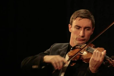 Un solista de violín y piano con la Orquesta Sinfónica
