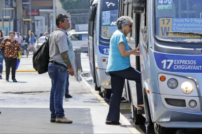 Rebaja del 50% en transporte público para adultos mayores en Chile: cómo solicitar la tarjeta TAM