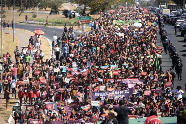 Mujeres indígenas copan Brasilia antes de la COP30