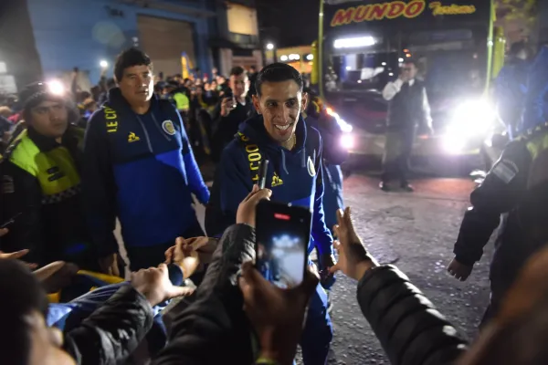 Ángel Di María llegó a Tucumán y fue recibido por cientos de fanáticos