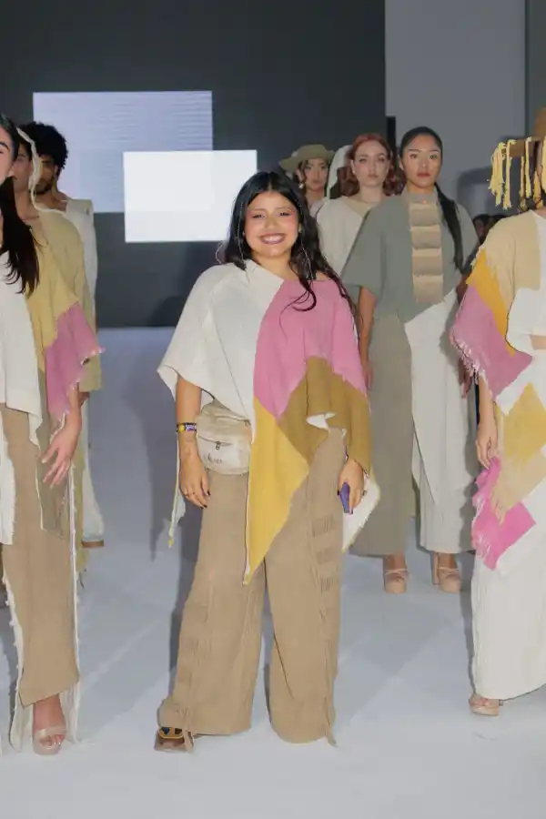 EN LA ESCENA INTERNACIONAL. Natalia Orozco desfiló en la pasarela Iconic Runway de Lima, llevando con orgullo la moda ancestral y sostenible de al público latinoamericano.