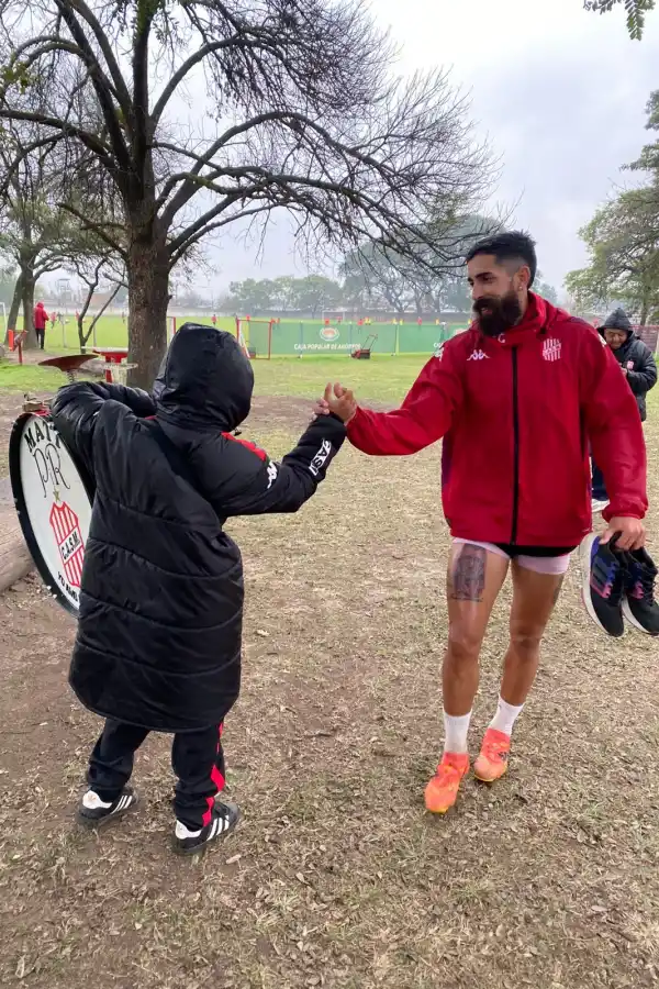 Tocaba con una caja de cartón, le regalaron un bombo y en la práctica emocionó al plantel de San Martín