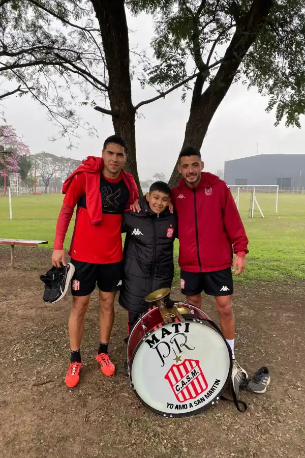 Tocaba con una caja de cartón, le regalaron un bombo y en la práctica emocionó al plantel de San Martín