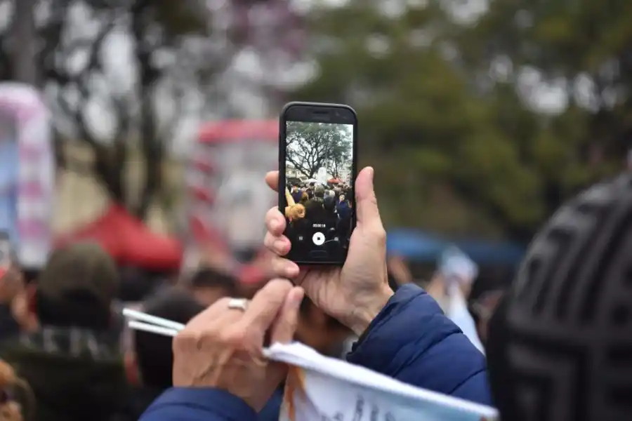 RECUERDOS. Los peregrinos grabaron la ceremonia con sus celulares.