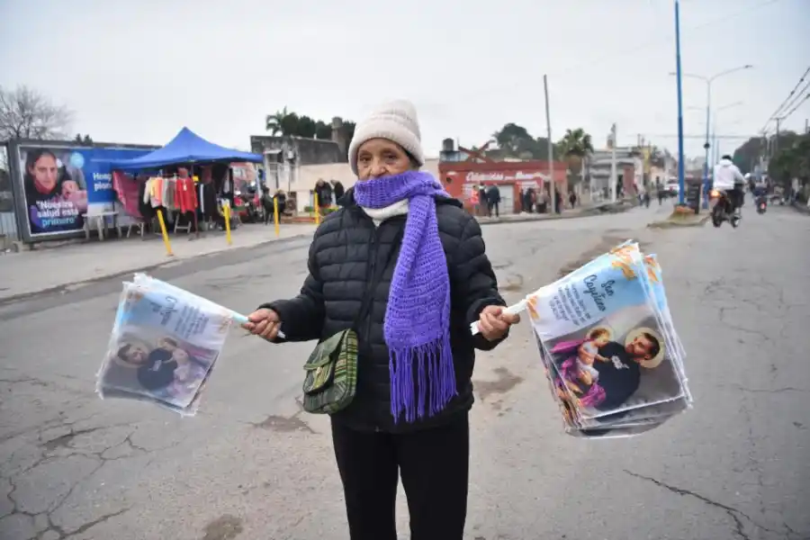 FE AMBULANTE. Vendedores callejeros ofrecían banderines del santo.