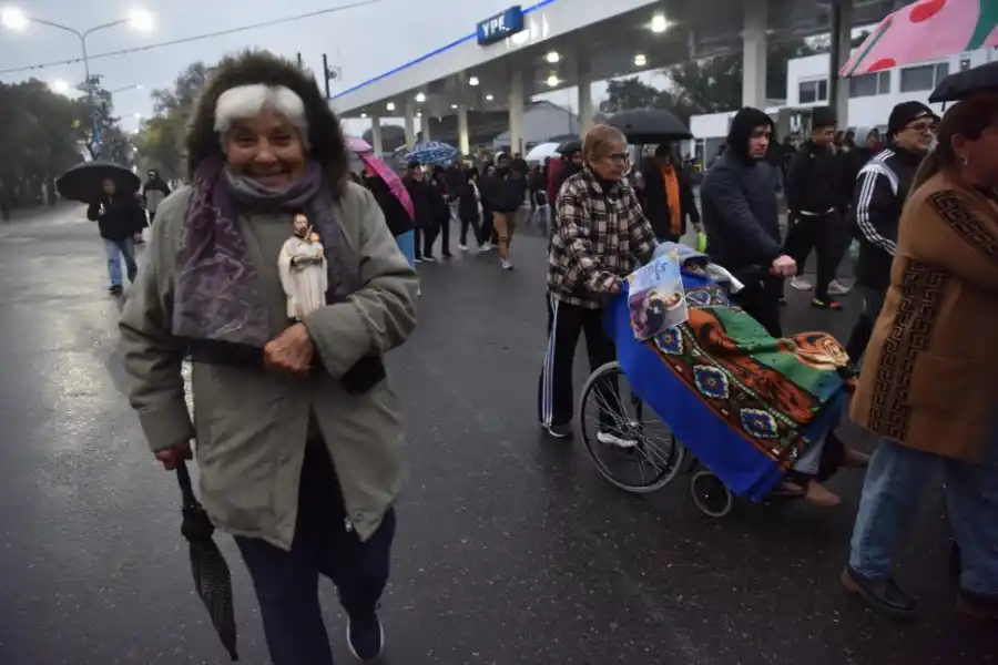 EN LOS BRAZOS. Una devota camina junto a su imagen de San Cayetano.