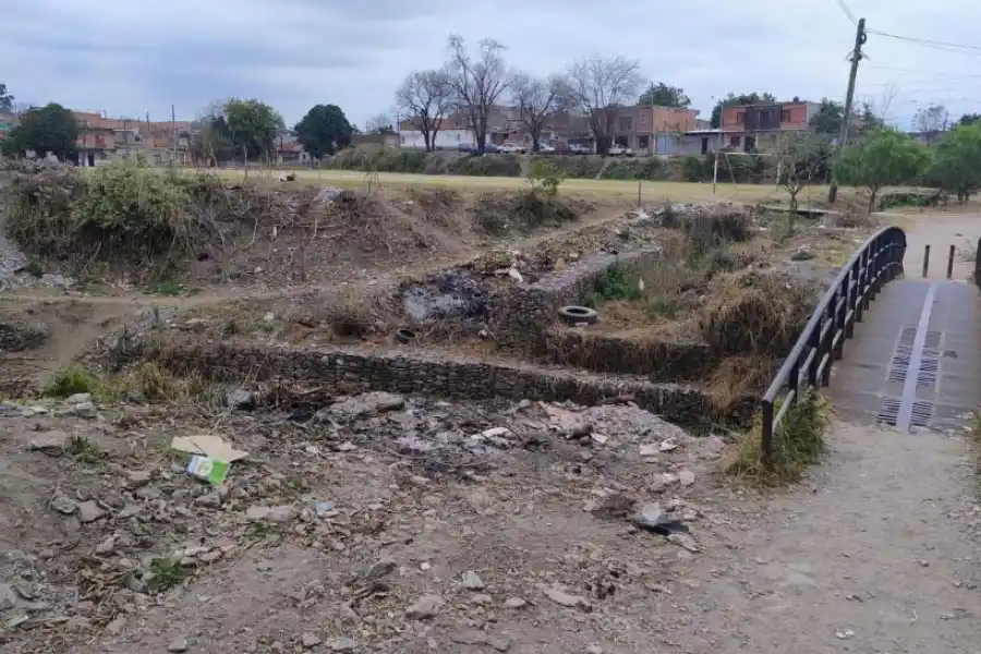 ESPARCIDOS. Jurado habría arrojado bolsas con restos en un puente del barrio