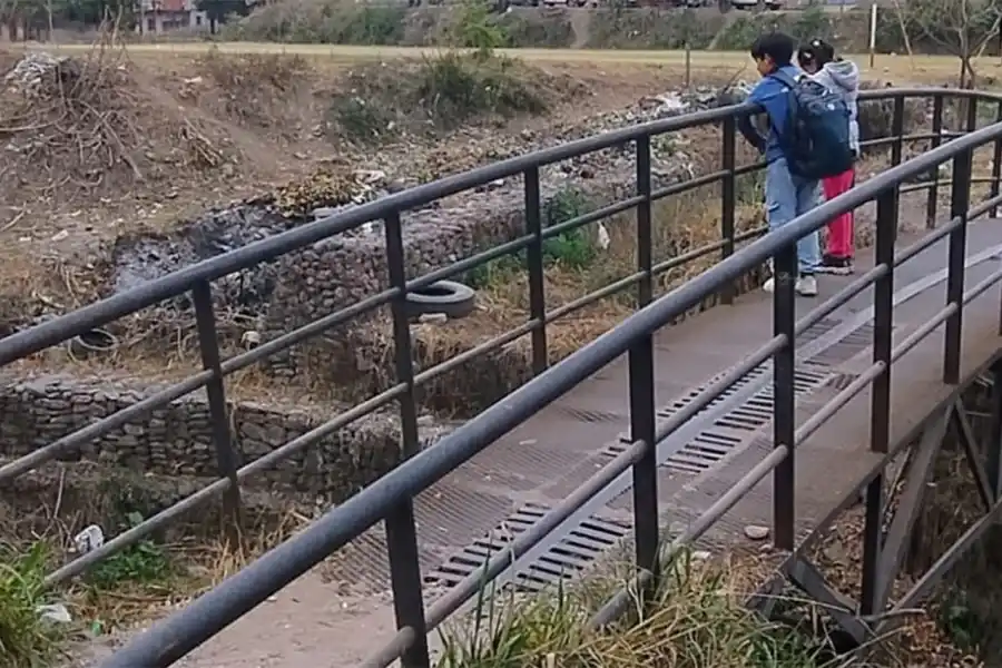 ¿BASURA? Desde este puente aseguran que vieron al presunto asesino serial lanzando bolsas al vacío.
