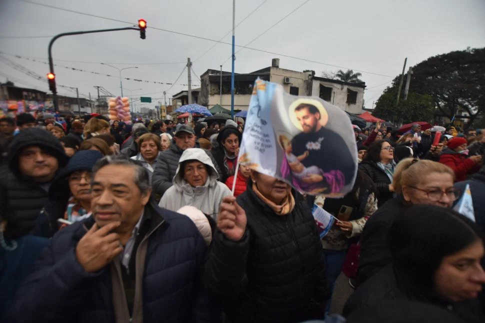 BANDERINES. La imagen de San Cayetano recorrió el barrio por la tarde.