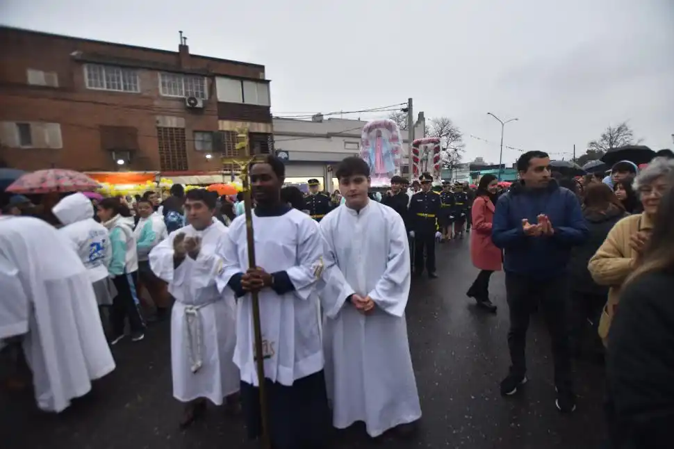 GUÍA ESPIRITUAL.El párroco encabezó la procesión junto a un grupo de monaguillos.