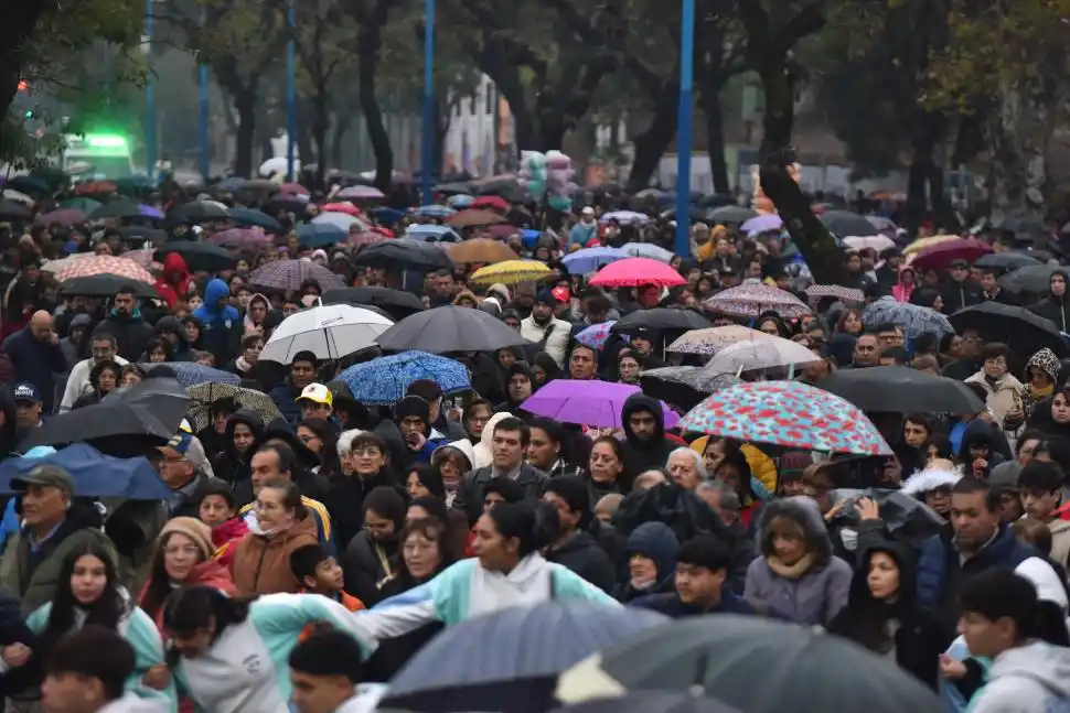 BAJO LA LLUVIA. Los paraguas fueron los protagonistas de la caminata.