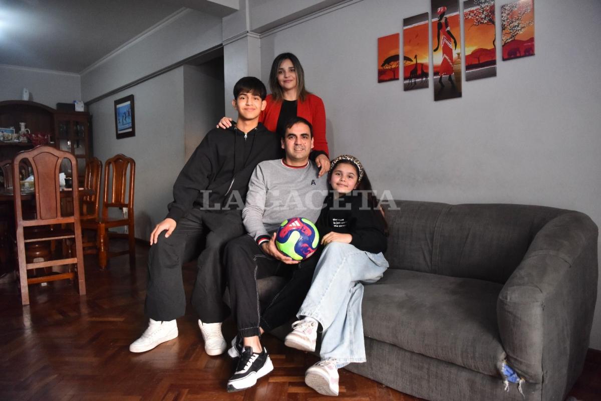 EN FAMILIA. Pablo junto a su compañera de vida Cecilia Sgroi y sus hijos Benjamín y Paula. Foto: Osvaldo Ripoll - LA GACETA