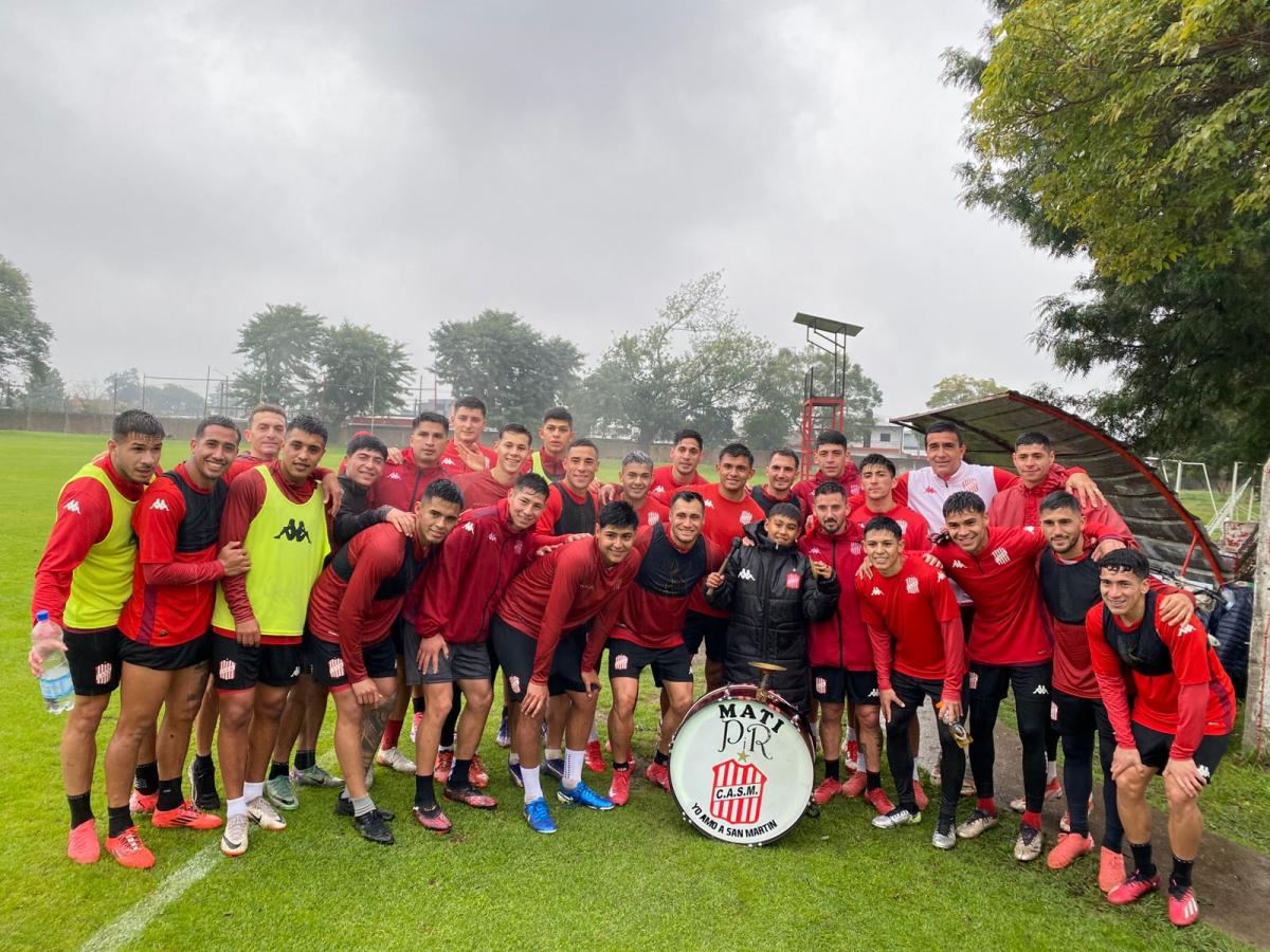 Tocaba con una caja de cartón, le regalaron un bombo y en la práctica emocionó al plantel de San Martín